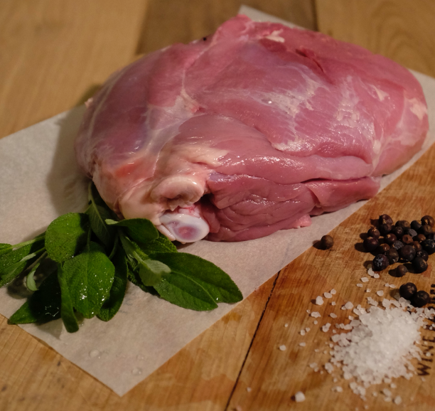 Schlögel am Knochen vom Reh